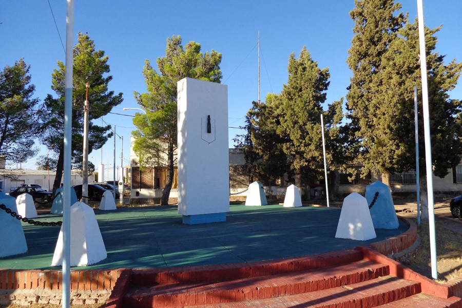 MONUMENTO POZO 1 - MIRADOR - PLAZA HUINCUL